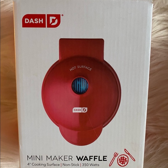 Dash Mini 4" Waffle Maker Non Stick 350 Watts Red Brand New! - Picture 4 of 6